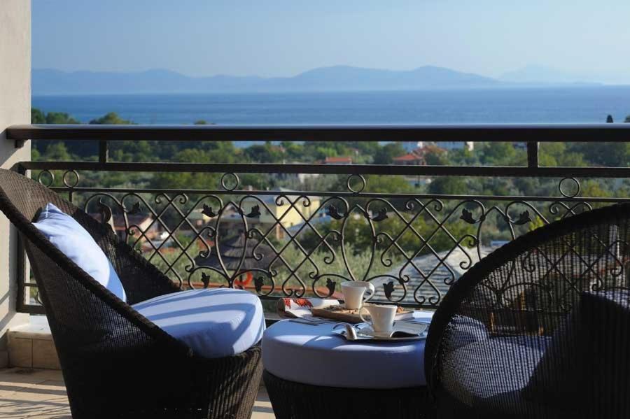 Iakovakis Suites & Spa Koropi Bilik gambar